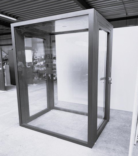 Montage d\'un SAS de sécurité modulaire pour le contrôle des flux de personnes.