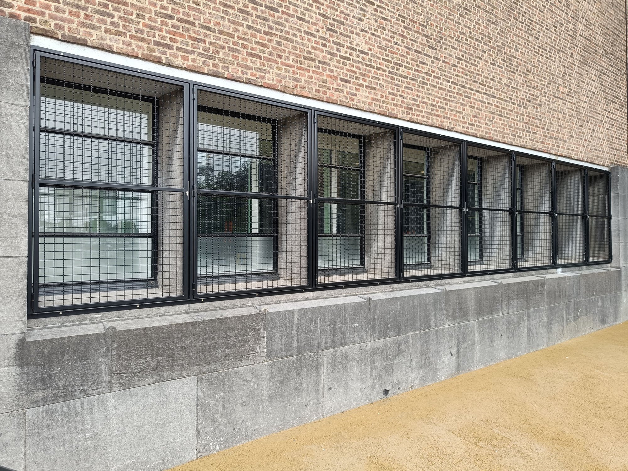 Voorkom inbraak en vandalisme met de mechanische beveiligingsoplossingen van Armatis. Wij ontwerpen en installeren op maat gemaakte stalen traliewerken en raambescherming voor kritieke infrastructuur.