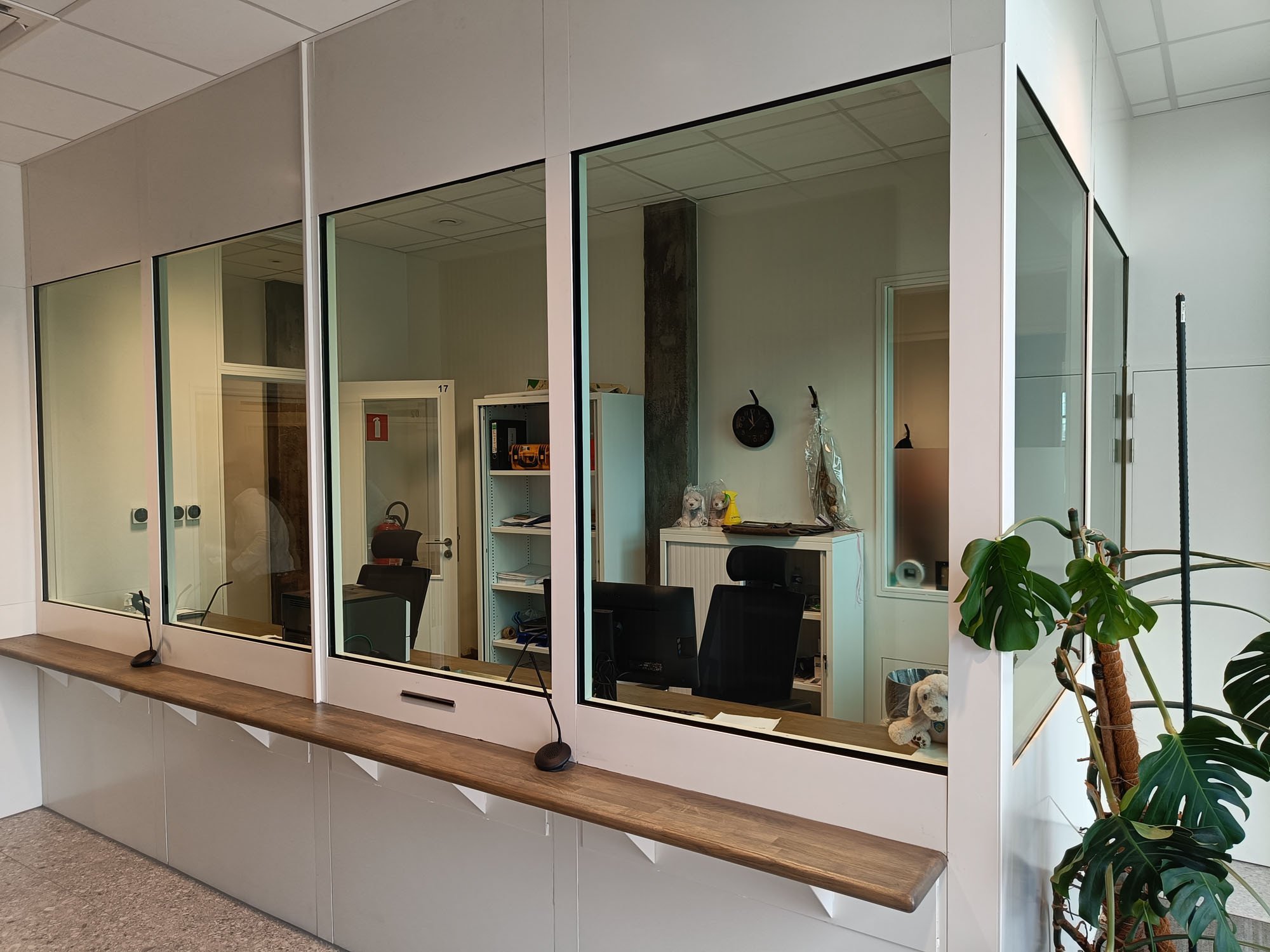 Creating a secure interface between your staff and the public. Armatis designs and installs high-quality ticket counter systems with integrated intercoms and certified safety glass for maximum protection.