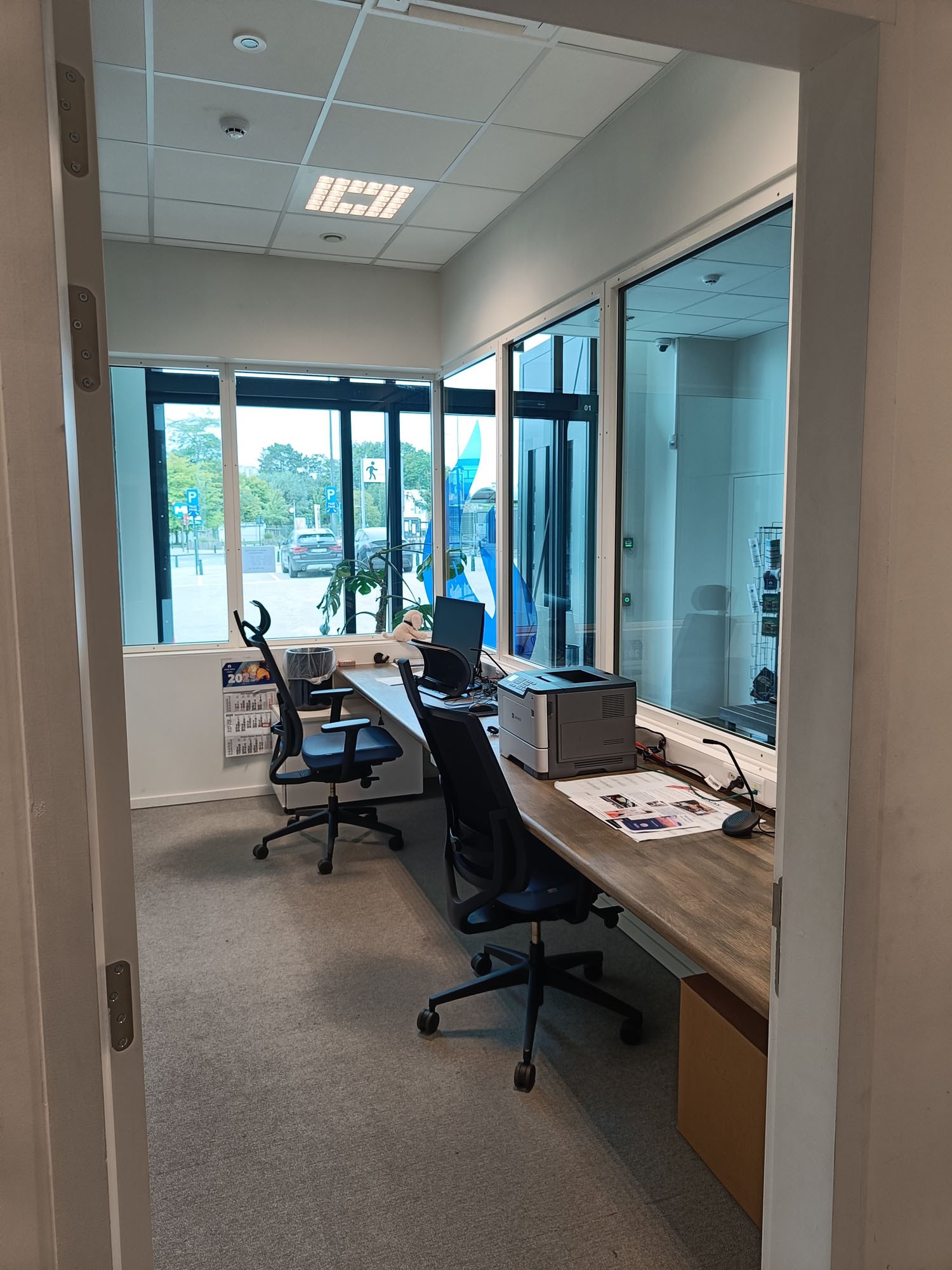 Une protection optimale pour votre personnel sans compromettre leur confort de travail. Armatis conçoit des espaces administratifs complets avec vitrages pare-balles et systèmes de sécurité intégrés.