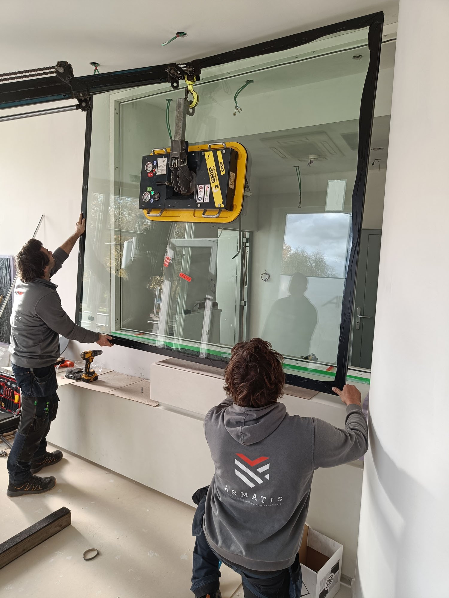 Installation professionnelle de vitrage de sécurité par Armatis Nos experts assurent une installation précise et sécurisée de vitrages de sécurité de haute qualité et de structures pare-balles sur votre site.