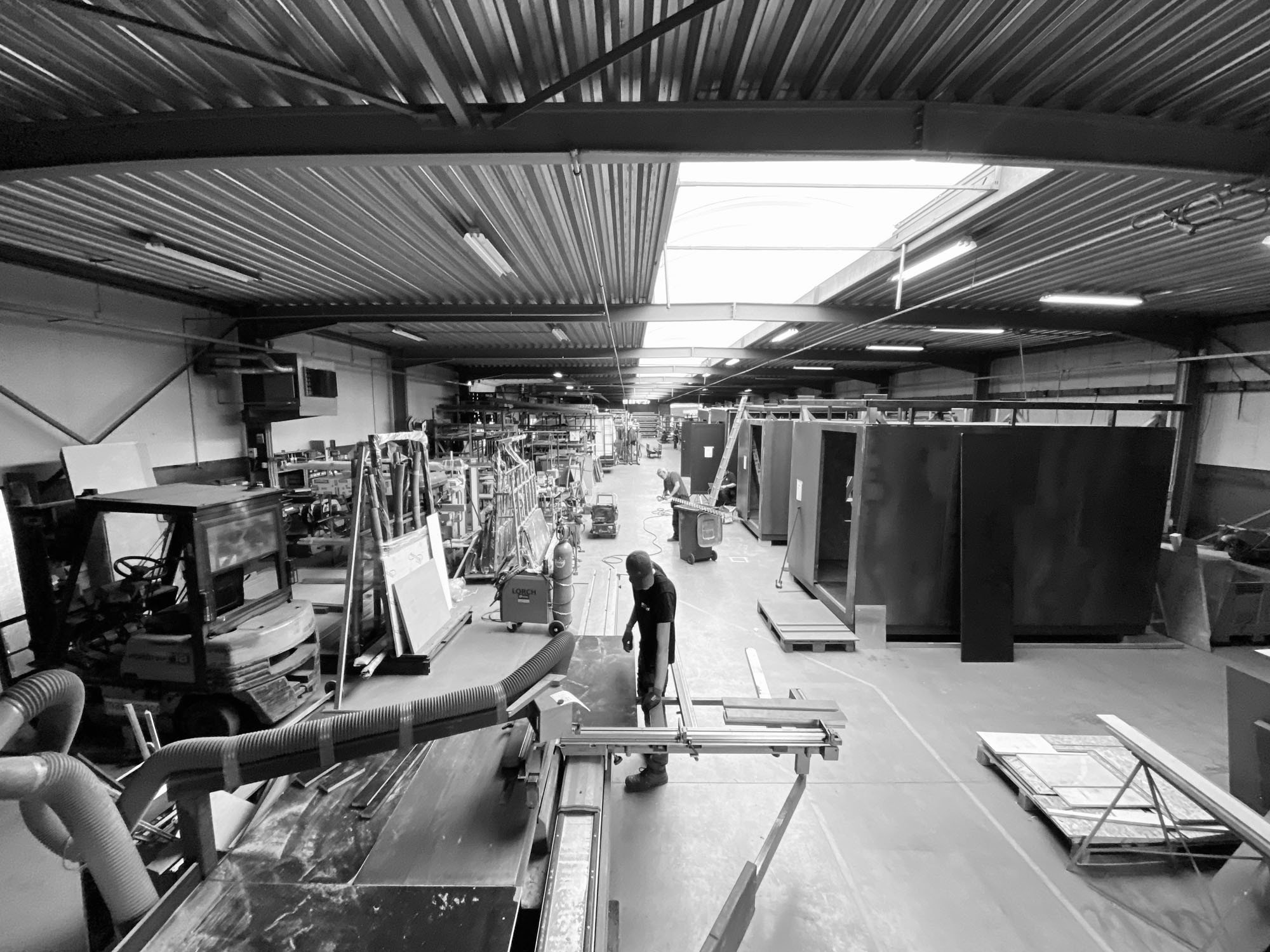 De la personnalisation individuelle aux projets de grande envergure, Armatis fabrique sous un même toit, dans son usine moderne, des unités de sécurité de haute qualité et des structures certifiées.