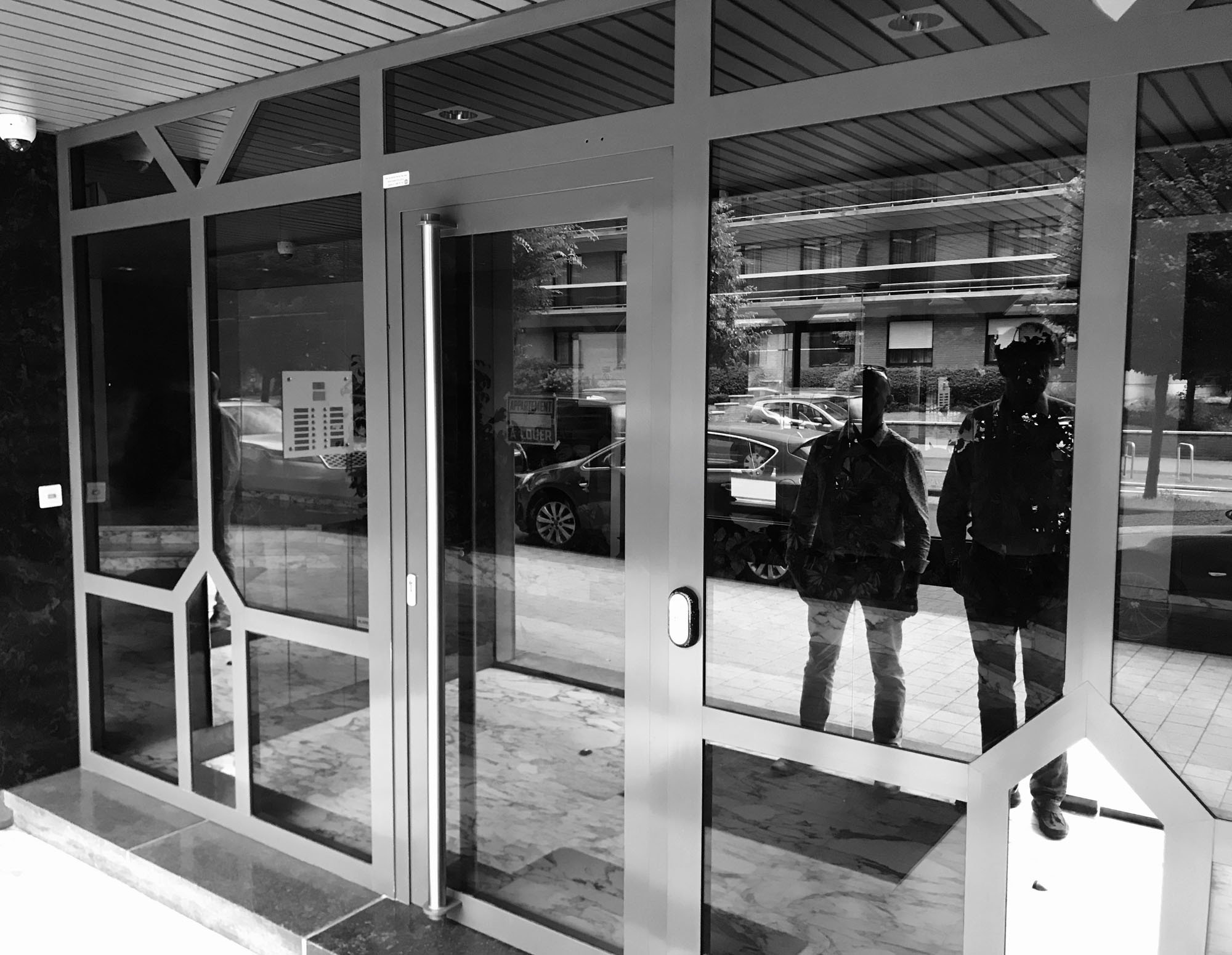 Une sécurité à voir. Armatis intègre du verre de sécurité certifié dans des conceptions architecturales modernes, avec un contrôle d\'accès avancé pour une entrée élégante et sécurisée.