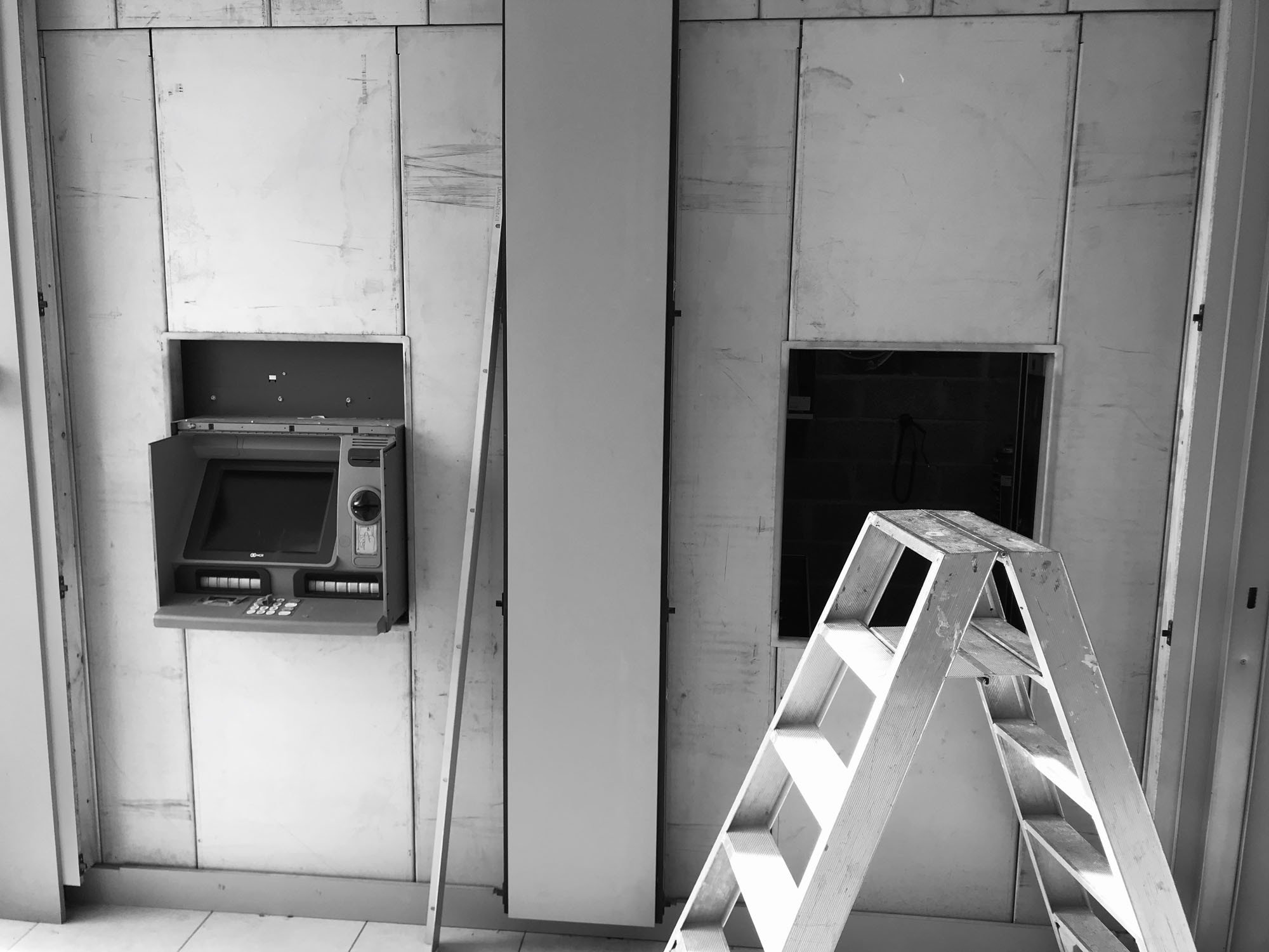 Intégration technique sans faille. ARmatis prend en charge l\'installation complète sur site des terminaux de guichet automatique bancaire dans des murs de sécurité certifiés, y compris toutes les finitions structurelles et électroniques.