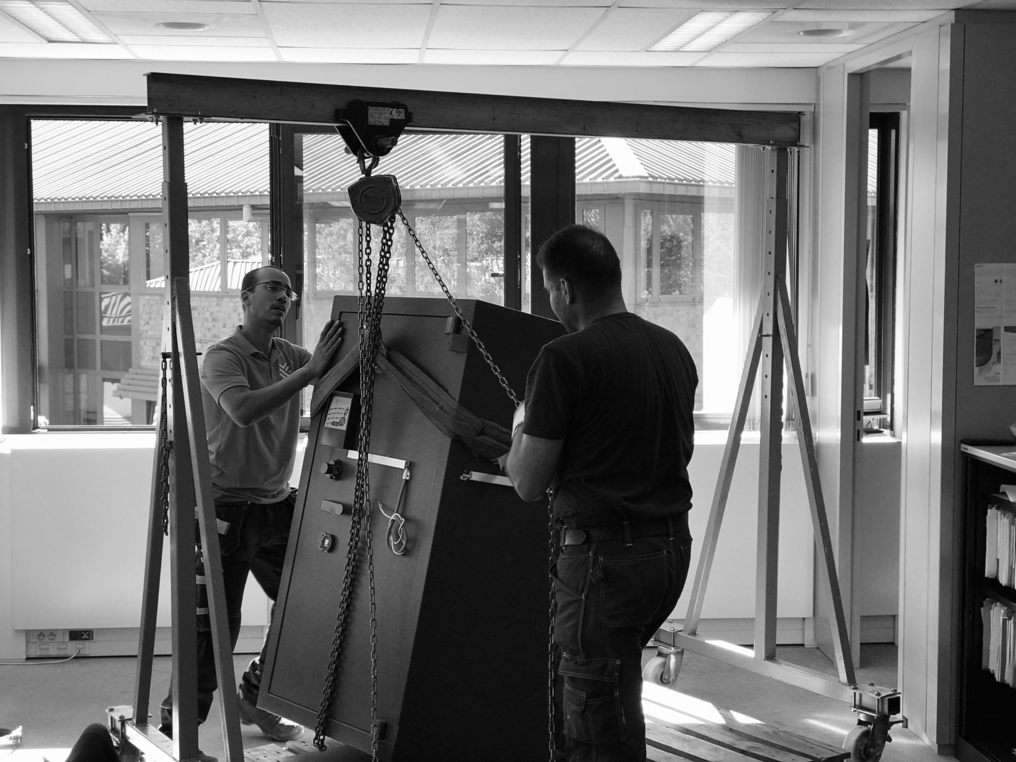 Security down to the millimeter. Our specialized team handles the complete logistics and professional installation of heavy-duty safe systems, including anchoring that meets insurance standards.