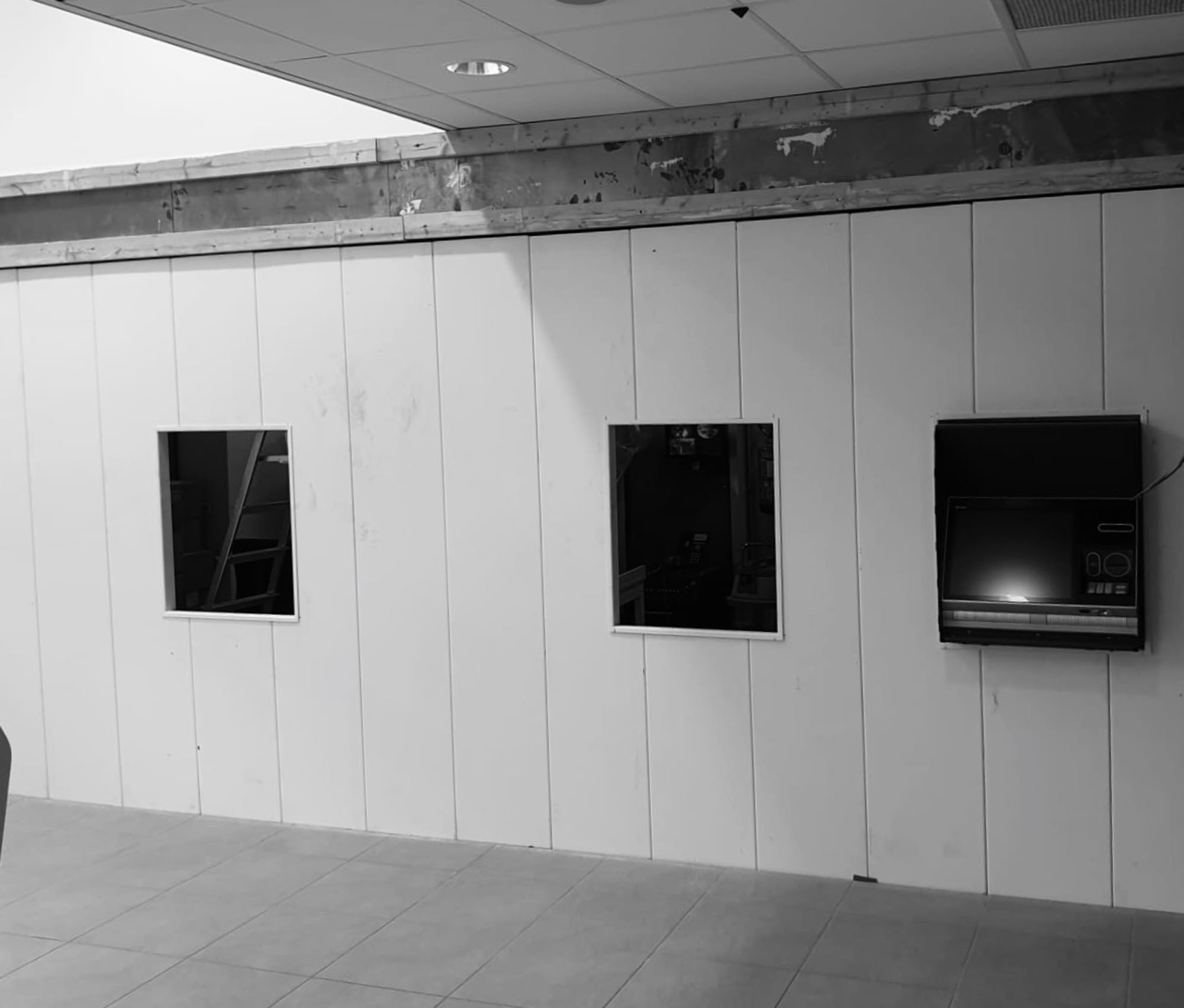 Armatis designs and builds modular security walls with integrated counter systems and ATM openings for safe interaction between staff and the public.