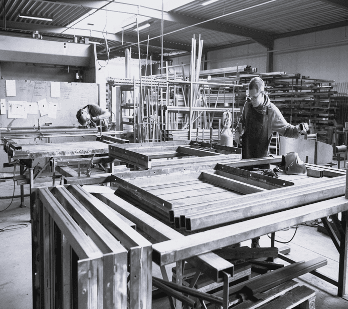 Moderne werkomgeving voor de constructie van inbraak-, kogel- en explosiewerende elementen door vakmensen.