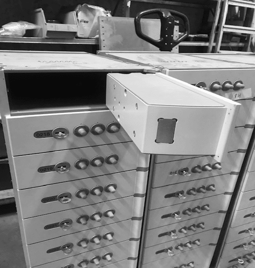 Installatie van een kolom met individuele bankkluisjes voor een financiële instelling, voorzien van mechanische en elektronische beveiliging door Armatis.