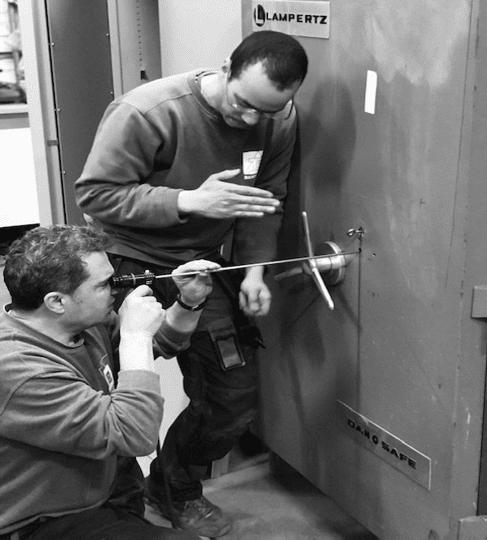 Ouverture spécialisée d\'un coffre avec inspection endoscopique par les techniciens Danosafe.