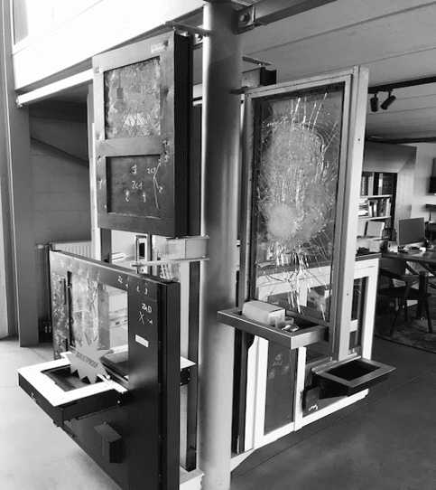 Voorbeeld van kogelwerend glas na officiële ballistische tests, ter illustratie van de weerstandsklassen.