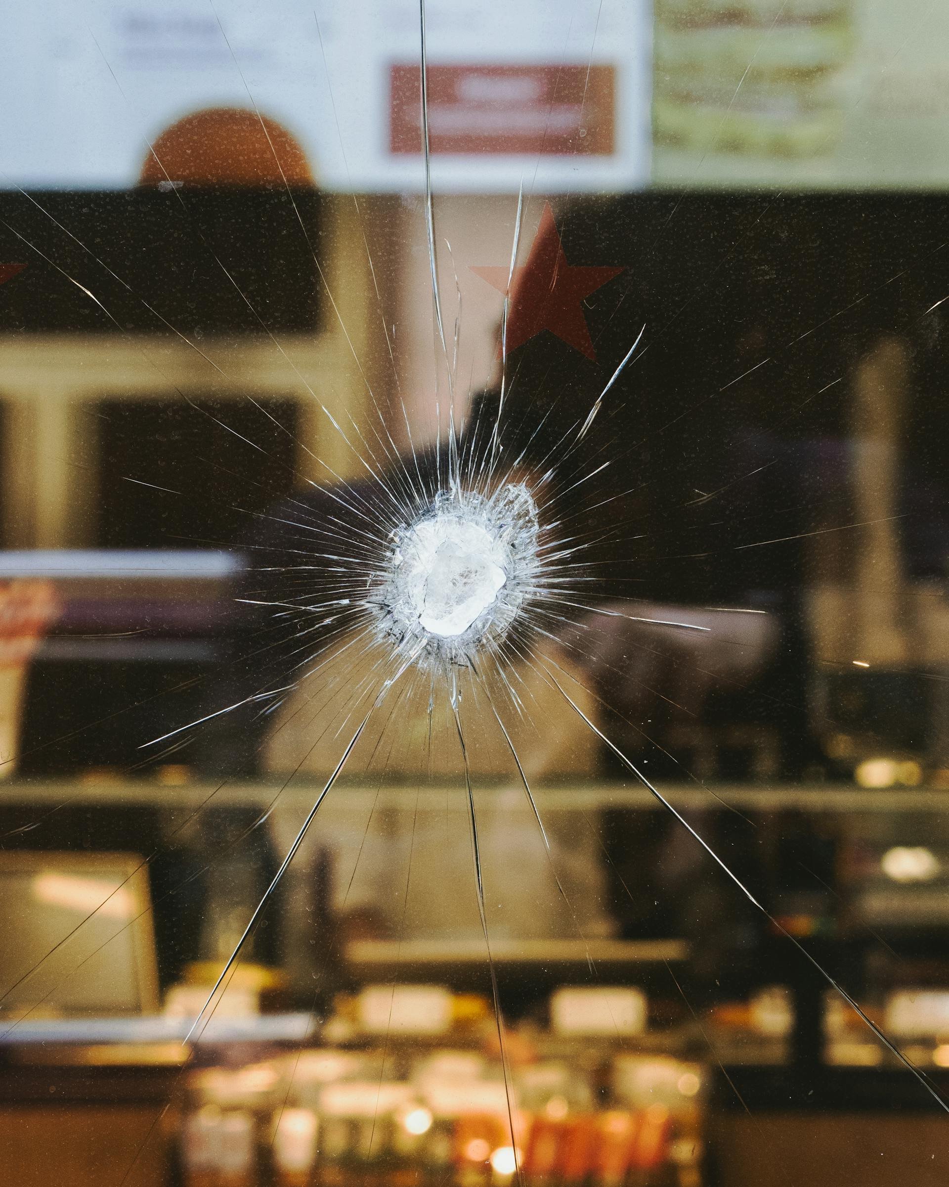 Verhoog uw veiligheid met de kogelwerende oplossingen van Armatis. Wij bieden gecertificeerde bescherming op maat voor high-risk omgevingen en voertuigen.