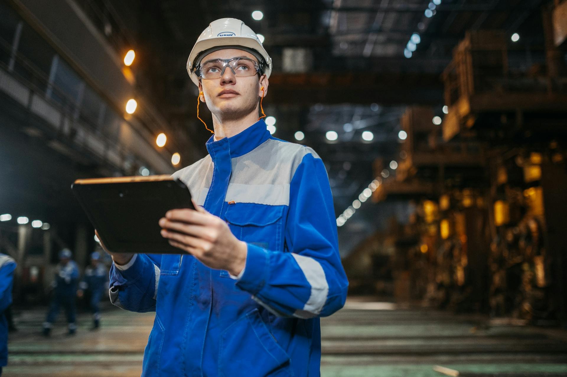 De experts van Armatis waarborgen de veiligheid van uw industriële sites. Van technische inspecties tot slimme beveiligingssystemen: wij bieden bescherming op maat.